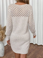 Vestido de Tricô com Mangas Vazadas e Estilo Casual Elegante Bege visto de costas em plano aproximado, com o tramado nas costas