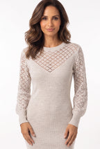 Vestido de Tricô com Mangas Vazadas e Estilo Casual Elegante Bege - detalhe do decote em V com ponto vazado