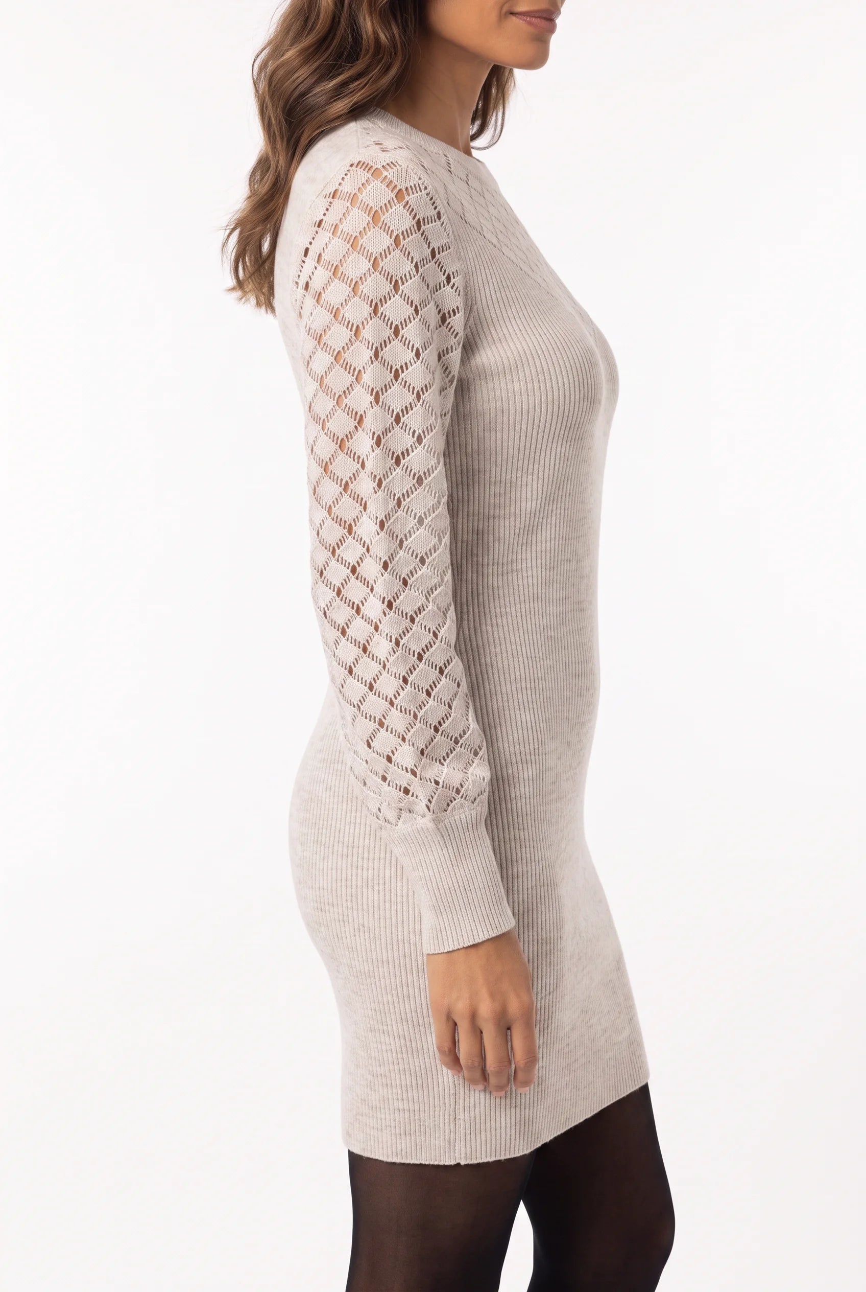 Vestido de Tricô com Mangas Vazadas e Estilo Casual Elegante Bege - detalhe da manga em ponto vazado