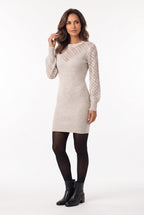 Vestido de Tricô com Mangas Vazadas e Estilo Casual Elegante Bege - pose natural de três quartos