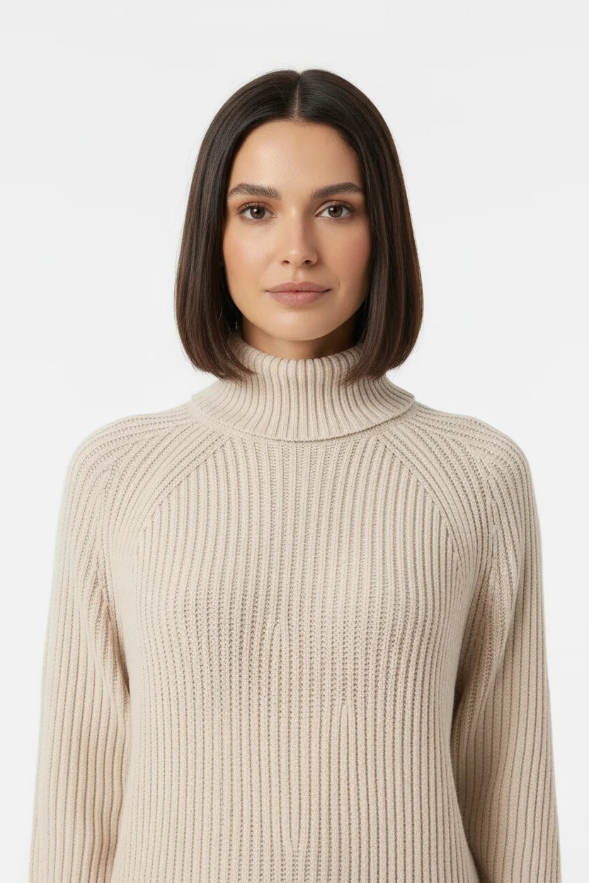 Vestido de Tricot Oversized Gola Alta Bege em close do busto, destacando a canelagem e a gola alta dobrada