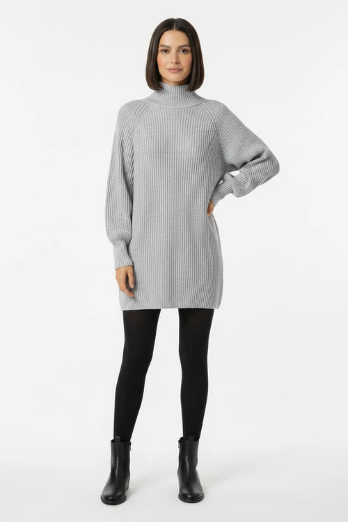 Vestido de Tricot Oversized Gola Alta Cinza visto de frente, com meia-calça preta e bota de cano curto