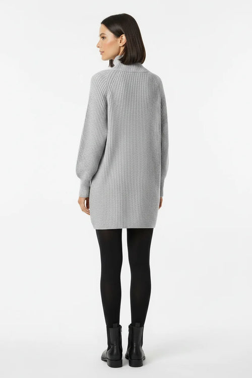 Vestido de Tricot Oversized Gola Alta Cinza visto de costas, mostrando o caimento solto da malha canelada