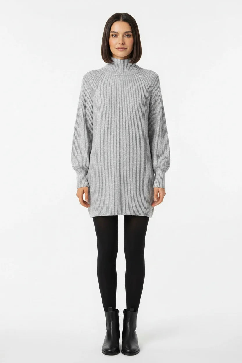 Vestido de Tricot Oversized Gola Alta Cinza de frente em plano aberto, com meia-calça preta e bota preta