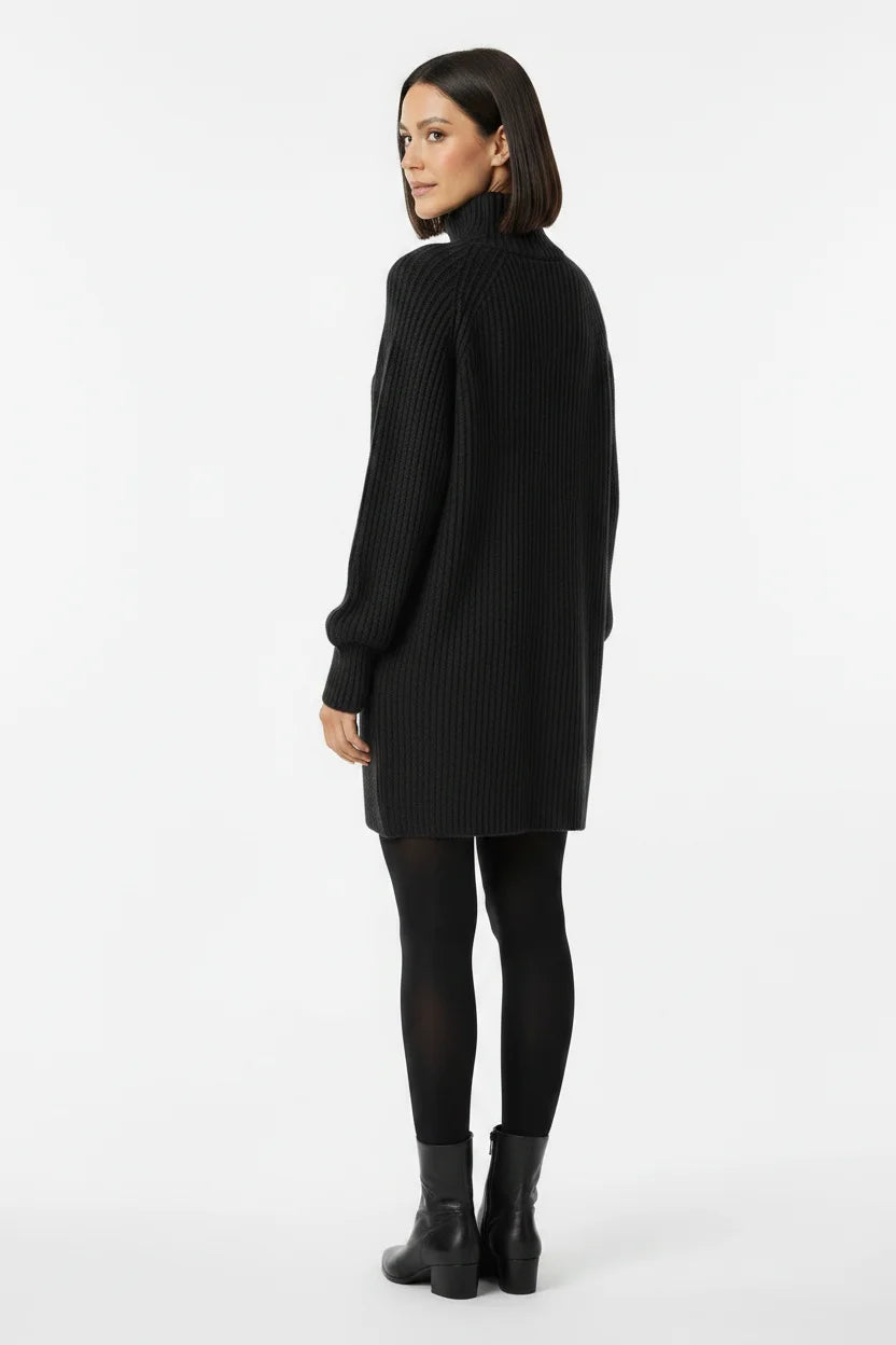Vestido de Tricot Oversized Gola Alta Grafite visto de costas, mostrando o comprimento acima do joelho