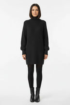 Vestido de Tricot Oversized Gola Alta Grafite de frente em plano aberto, com meia-calça preta e bota preta