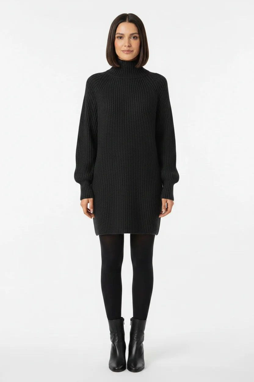 Vestido de Tricot Oversized Gola Alta Grafite de frente em plano aberto, com meia-calça preta e bota preta
