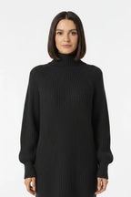 Vestido de Tricot Oversized Gola Alta Grafite em plano de meio corpo, evidenciando o volume das mangas