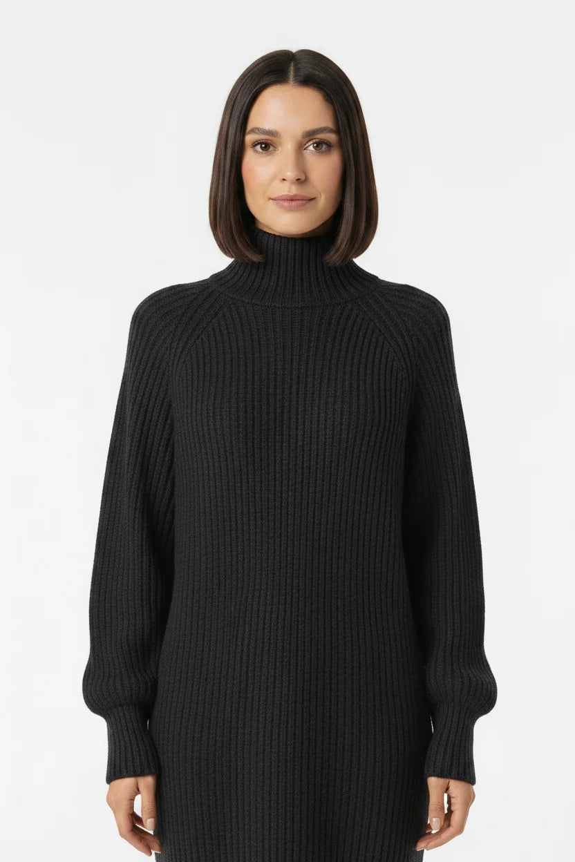Vestido de Tricot Oversized Gola Alta Grafite em plano de meio corpo, evidenciando o volume das mangas