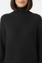 Vestido de Tricot Oversized Gola Alta Grafite em close do busto, destacando a gola alta canelada