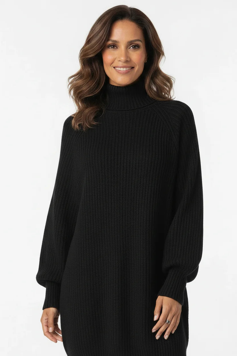 Vestido de Tricot Oversized Gola Alta Preto em close do busto, destacando a gola alta e a canelagem