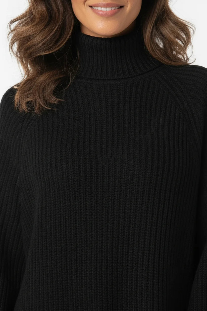 Vestido de Tricot Oversized Gola Alta Preto visto de perfil, mostrando o comprimento e o caimento solto