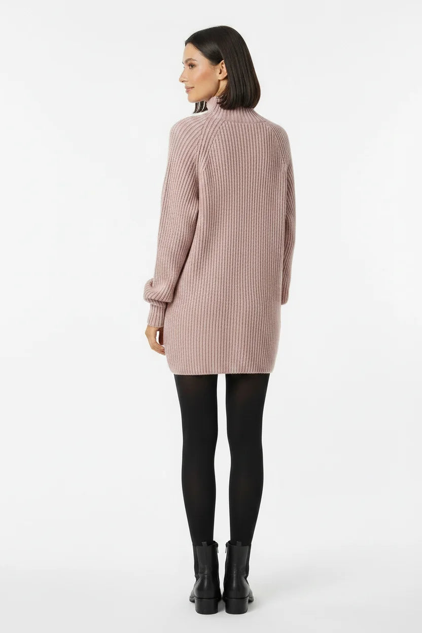 Vestido de Tricot Oversized Gola Alta Rosa visto de costas, mostrando o caimento amplo da malha canelada