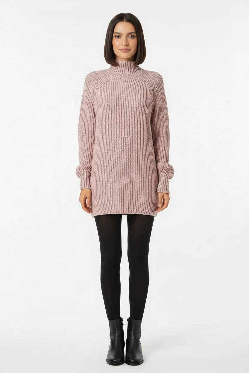 Vestido de Tricot Oversized Gola Alta Rosa de frente em plano aberto, com o punho dobrado e bota preta