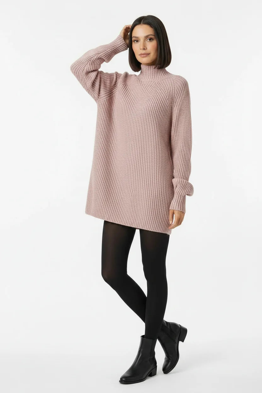 Vestido de Tricot Oversized Gola Alta Rosa com a modelo ajeitando o cabelo, destacando o volume da manga