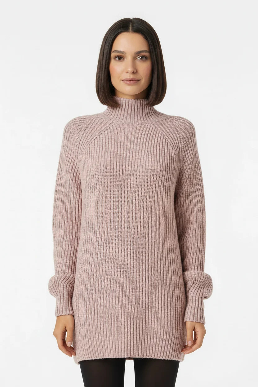 Vestido de Tricot Oversized Gola Alta Rosa em plano de meio corpo, com os punhos canelados dobrados
