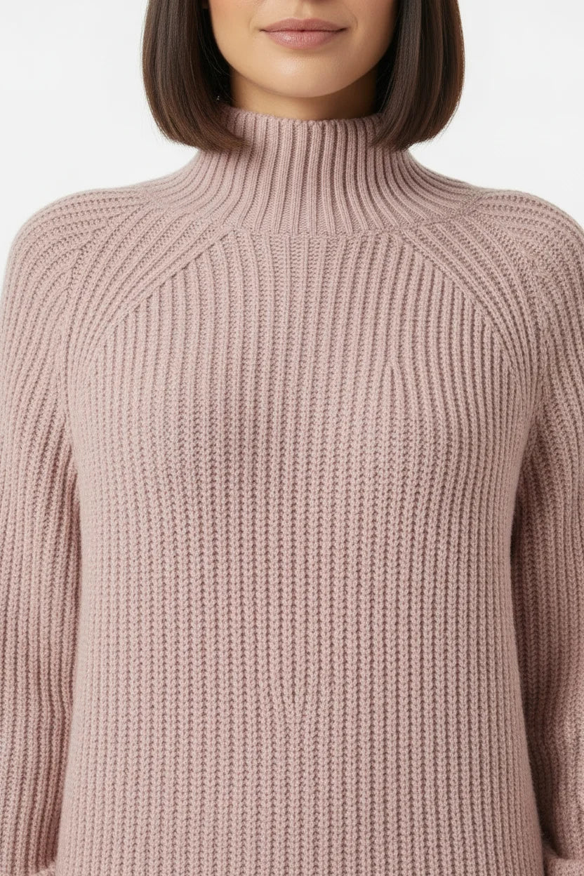 Vestido de Tricot Oversized Gola Alta Rosa em close do busto, destacando a gola alta e o ponto do tricot