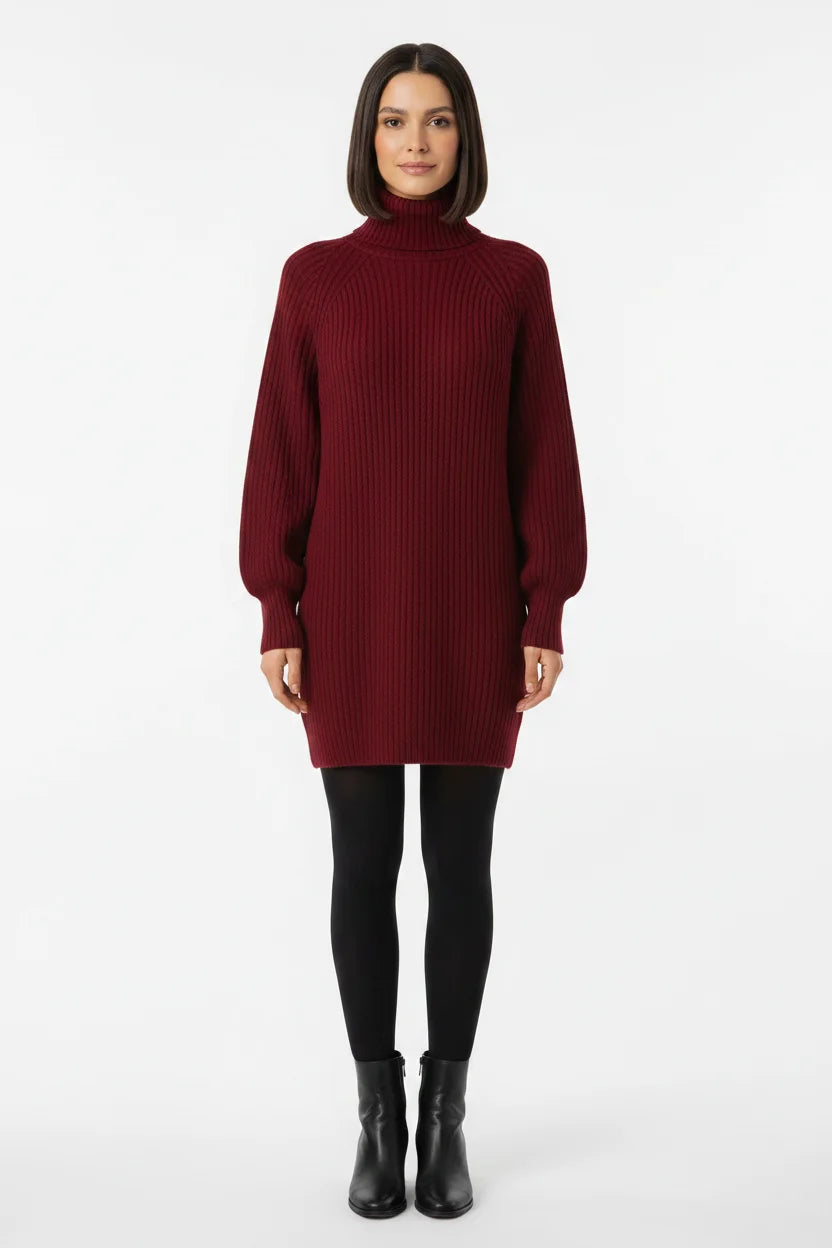 Vestido de Tricot Oversized Gola Alta Vinho de frente em plano aberto, com meia-calça preta e bota preta