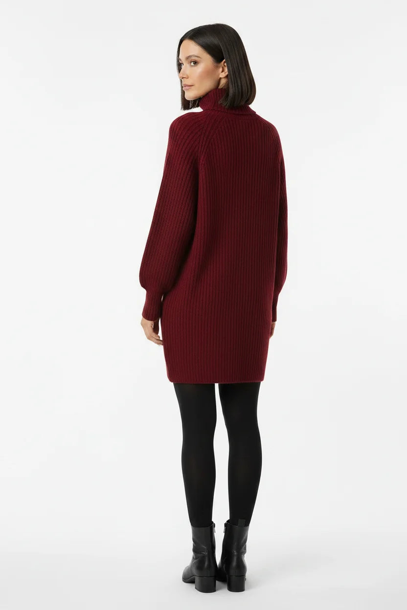 Vestido de Tricot Oversized Gola Alta Vinho visto de costas, mostrando o comprimento acima do joelho
