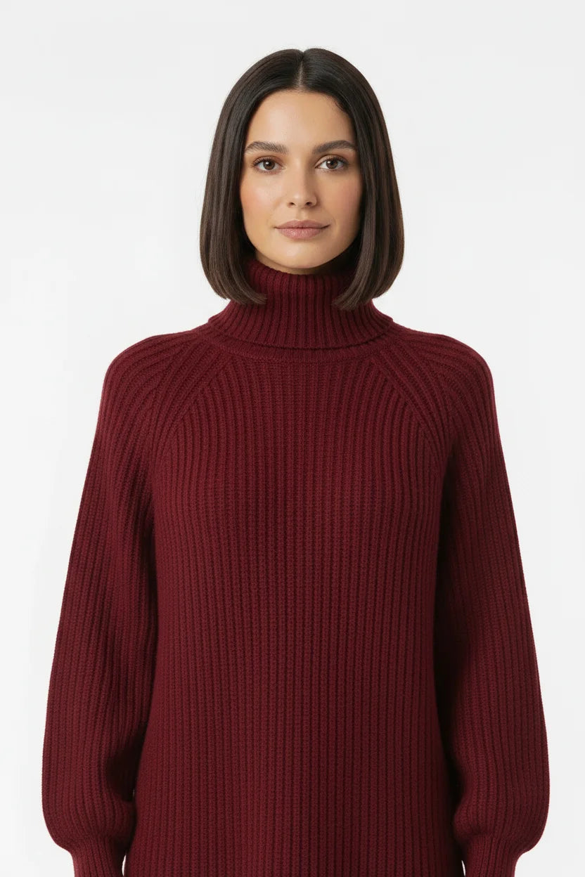 Vestido de Tricot Oversized Gola Alta Vinho em plano de meio corpo, com as mangas raglan e a gola alta