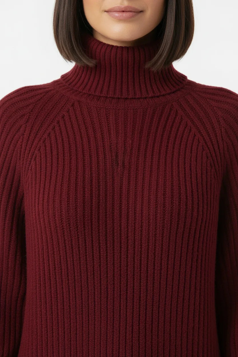 Vestido de Tricot Oversized Gola Alta Vinho em close do busto, destacando a canelagem e a gola dobrada