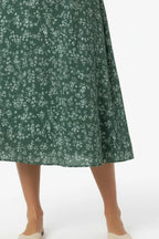 Vestido Feminino Longo Manga 3/4 Florido Verde em detalhe do acabamento e do tecido