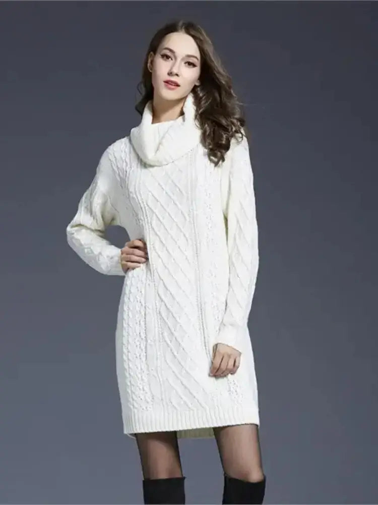 Vestido Feminino Suéter Gola Alta Inverno branco, visto de frente com tricô trançado, gola rolê e bota de cano alto