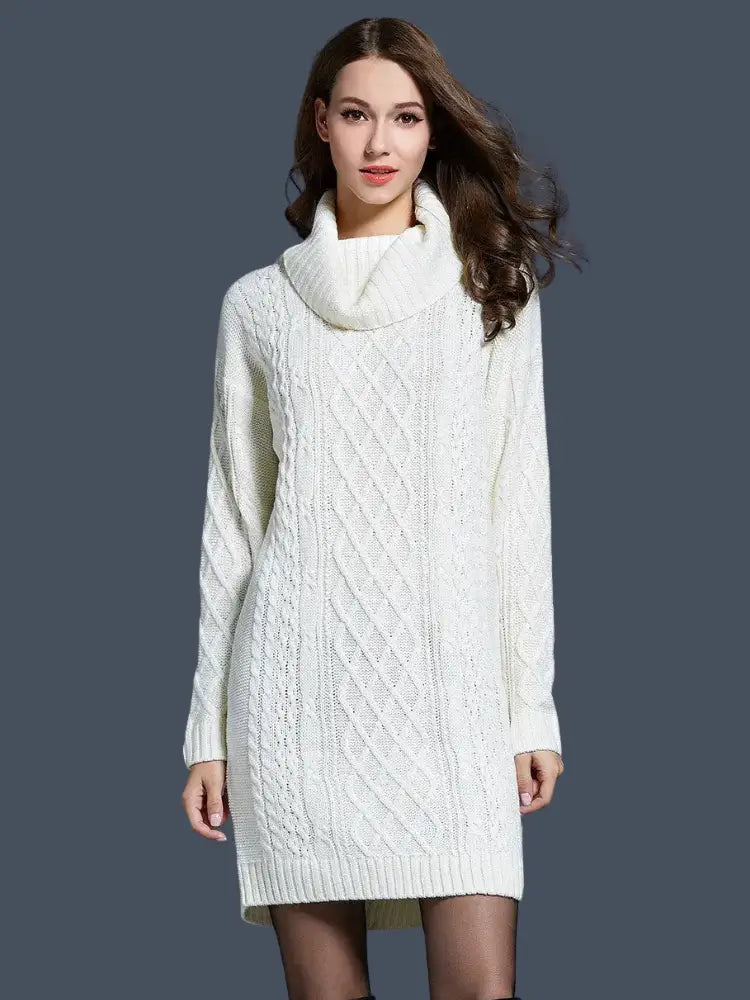 Vestido Feminino Suéter Gola Alta Inverno branco em plano frontal, destacando a gola rolê volumosa e as tranças da malha