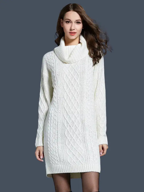 Vestido Feminino Suéter Gola Alta Inverno branco em plano frontal, destacando a gola rolê volumosa e as tranças da malha
