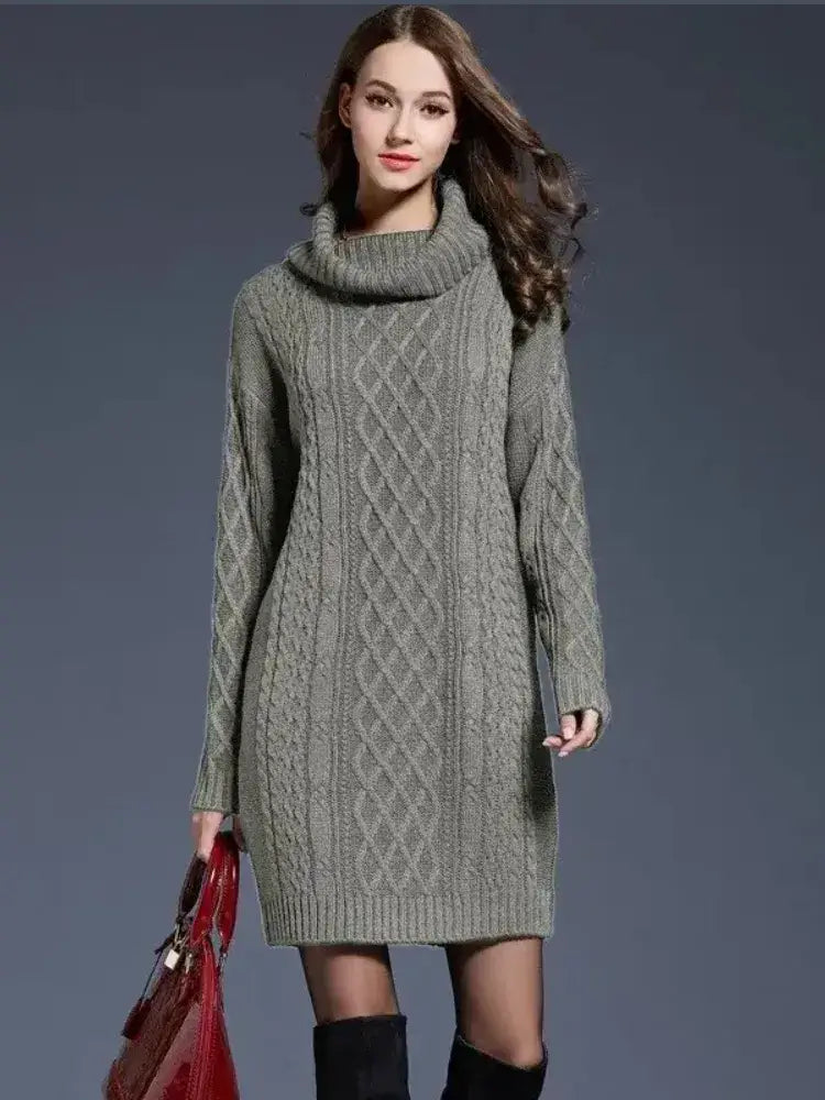 Vestido Feminino Suéter Gola Alta Inverno cinza mescla, visto de frente com bolsa vermelha envernizada e bota preta de cano alto