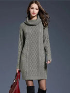 Vestido Feminino Suéter Gola Alta Inverno cinza mescla, visto de frente com bolsa vermelha envernizada e bota preta de cano alto