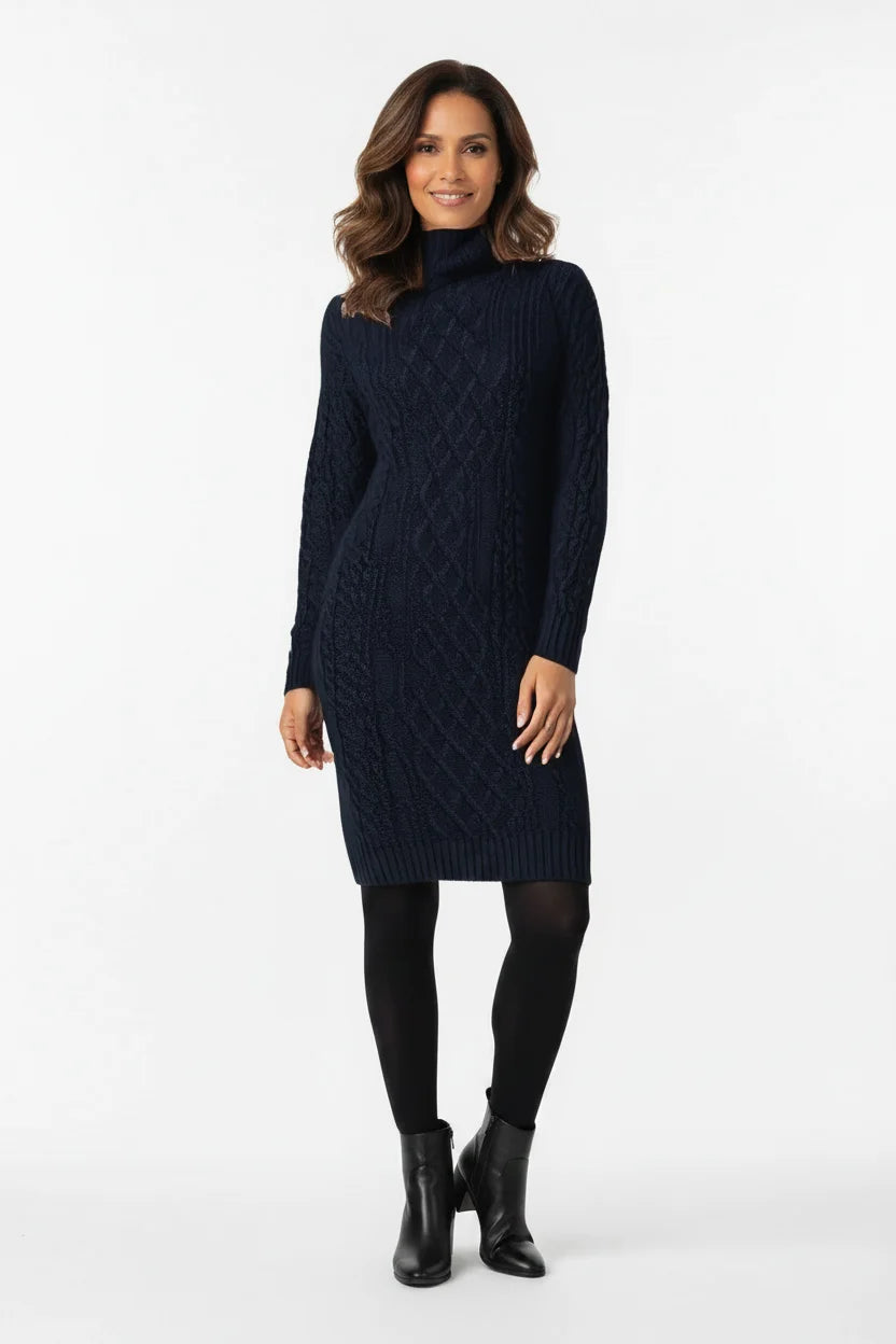 Vestido Feminino Suéter Gola Alta Inverno azul-marinho, visto de frente com tricô trançado, meia-calça preta e bota de cano curto