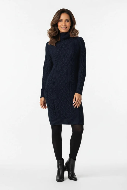 Vestido Feminino Suéter Gola Alta Inverno azul-marinho, visto de frente com tricô trançado, meia-calça preta e bota de cano curto