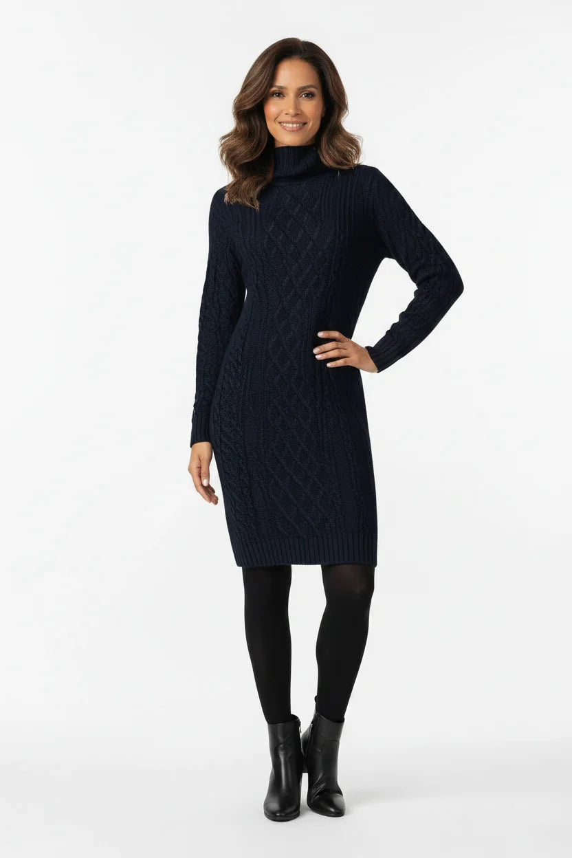 Vestido Feminino Suéter Gola Alta Inverno azul-marinho, de frente com a mão na cintura e bota preta de salto