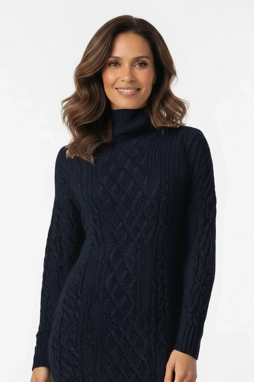 Vestido Feminino Suéter Gola Alta Inverno azul-marinho em plano de meio corpo, destacando a gola alta e as tranças