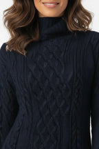 Vestido Feminino Suéter Gola Alta Inverno azul-marinho em close do tricô, mostrando o ponto trançado e a canelagem