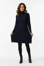 Vestido Feminino Suéter Gola Alta Inverno azul-marinho com a modelo segurando as laterais, evidenciando o corte reto