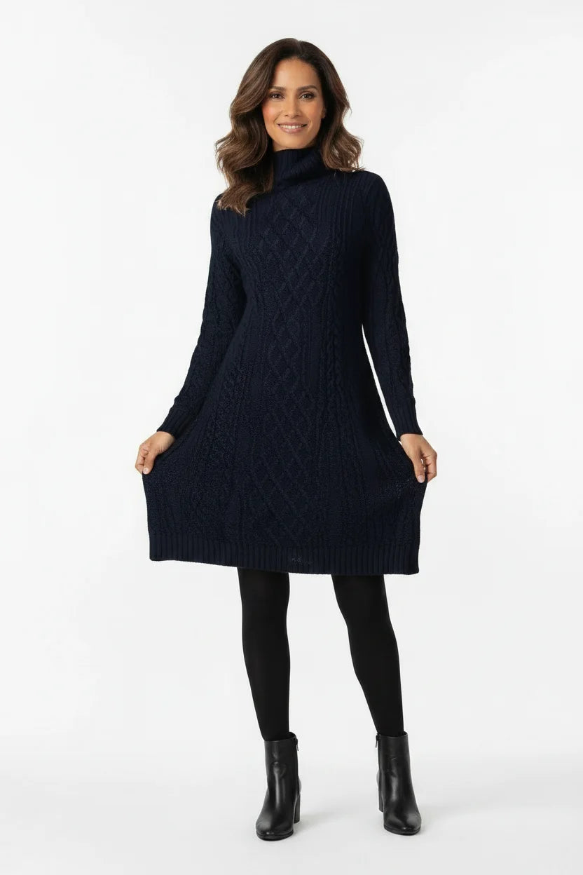 Vestido Feminino Suéter Gola Alta Inverno azul-marinho com a modelo segurando as laterais, evidenciando o corte reto