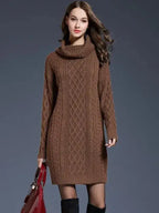 Vestido Feminino Suéter Gola Alta Inverno marrom camel, visto de frente com bolsa vermelha envernizada e bota preta de cano alto