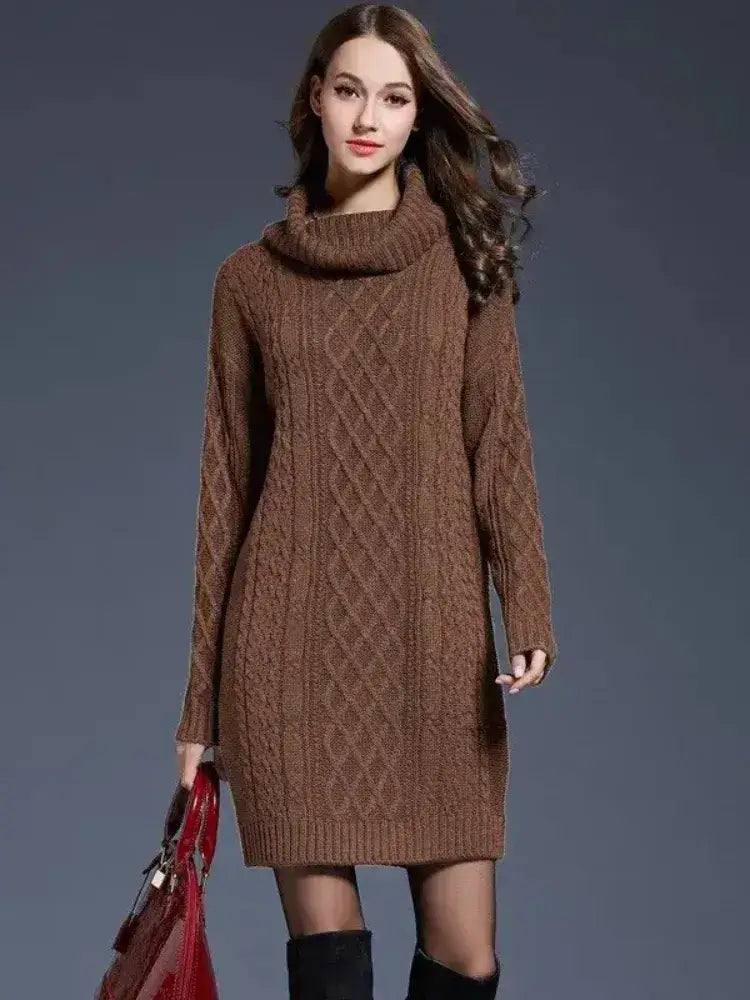 Vestido Feminino Suéter Gola Alta Inverno marrom camel, visto de frente com bolsa vermelha envernizada e bota preta de cano alto