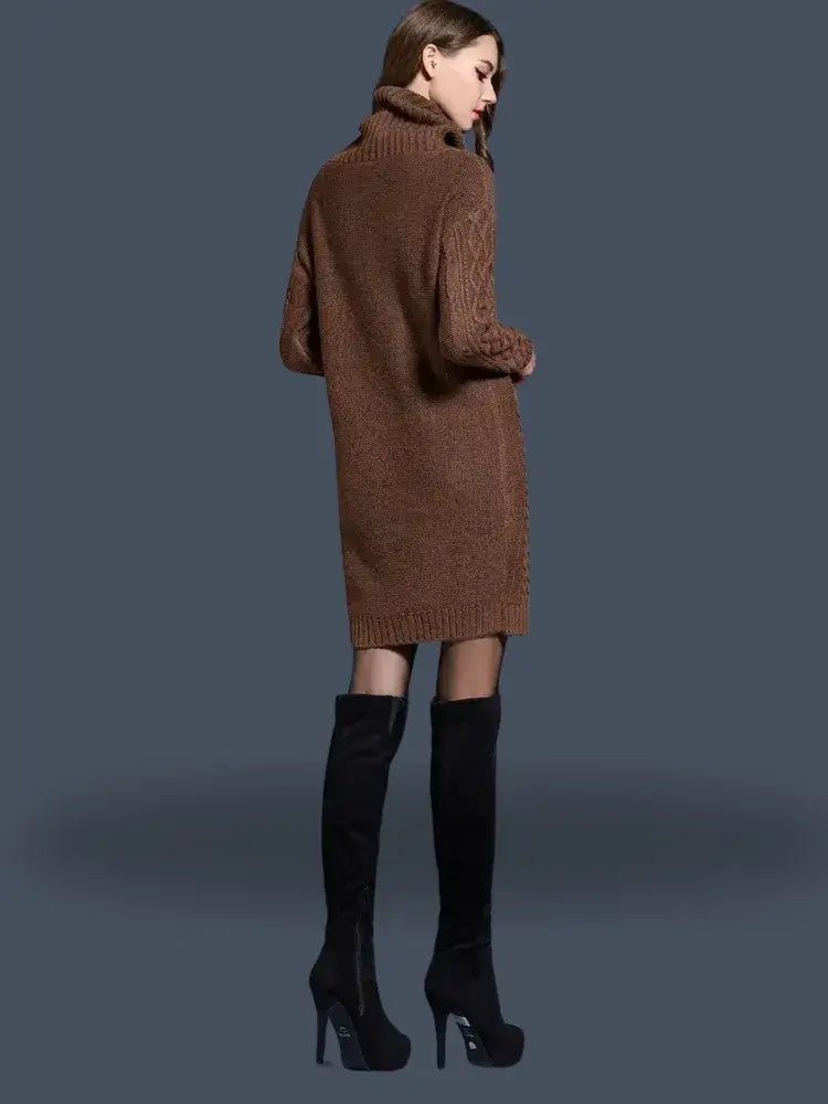 Vestido Feminino Suéter Gola Alta Inverno marrom camel, visto de costas com a trança na manga em destaque e bota preta acima do joelho