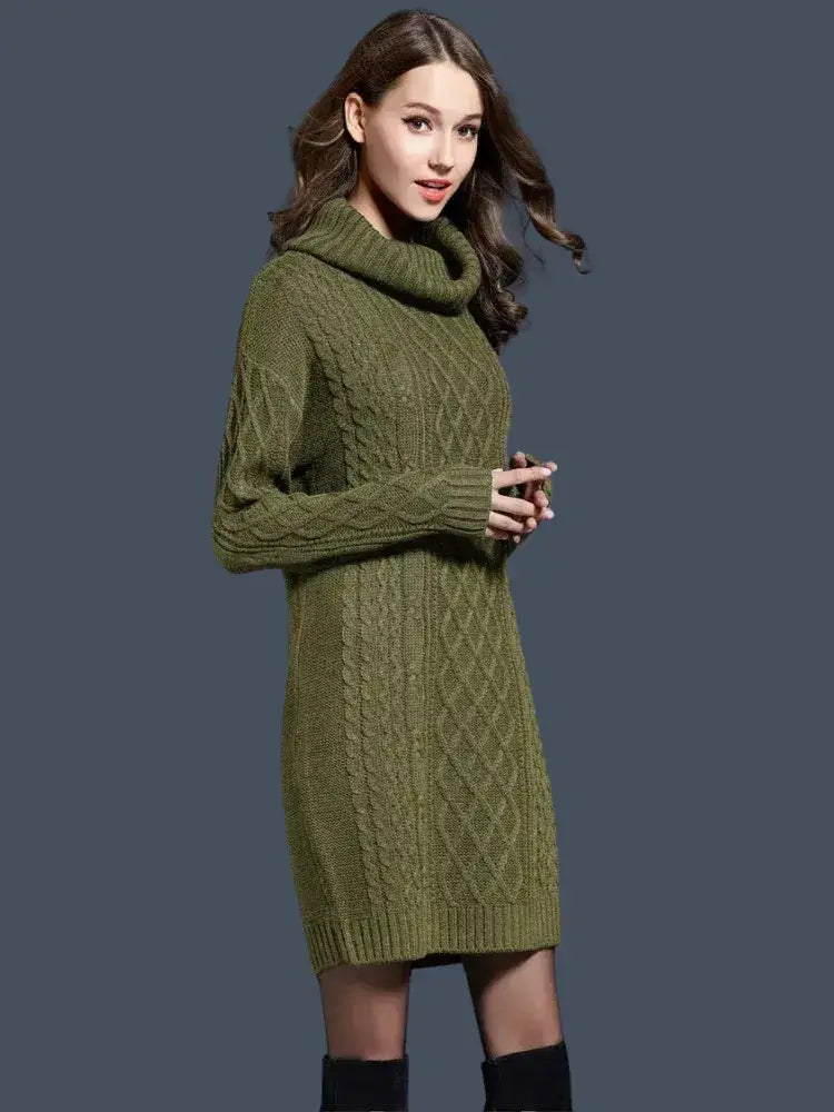 Vestido Feminino Suéter Gola Alta Inverno verde-militar, visto de três quartos com tricô trançado, gola rolê dobrada e bota preta de cano curto