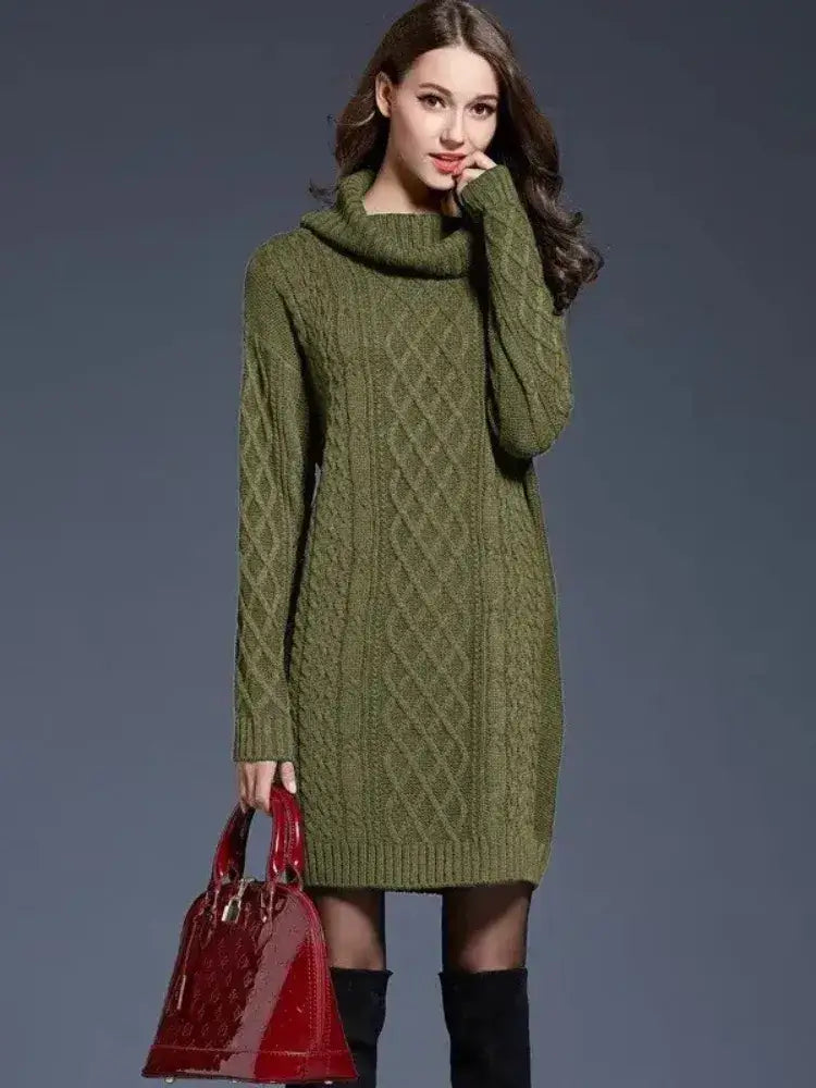 Vestido Feminino Suéter Gola Alta Inverno verde-militar, visto de frente com bolsa vermelha envernizada, meia-calça e bota preta de cano alto