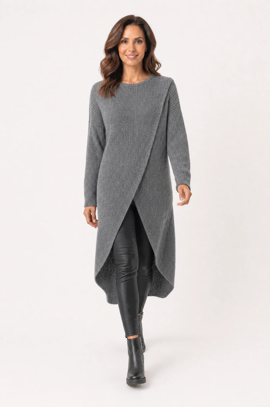 Vestido de Tricô Assimétrico Manga Longa Cinza Grafite - modelo caminhando, dando um passo à frente