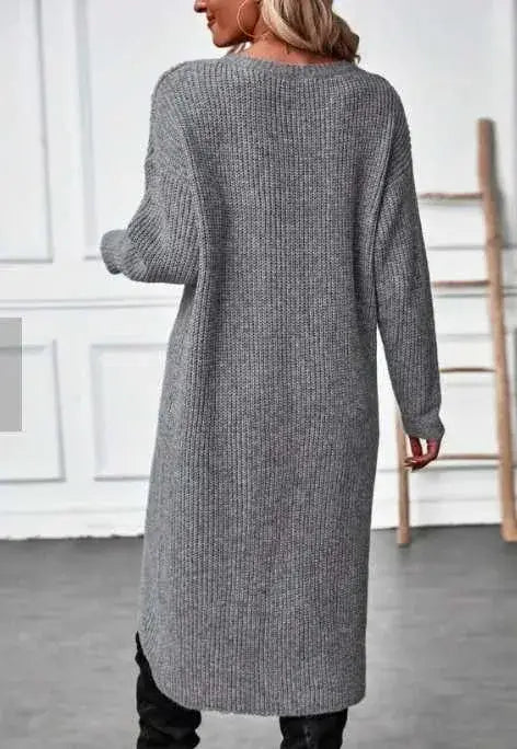 Vestido Feminino Suéter Manga Longa Inverno cinza, visto de costas mostrando o caimento reto e o comprimento midi