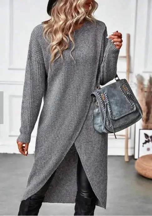 Vestido Feminino Suéter Manga Longa Inverno cinza, de frente com chapéu preto, bolsa cinza e calça de couro