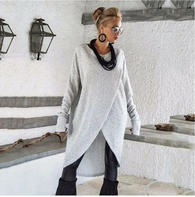 Vestido Feminino Suéter Manga Longa Inverno cinza-claro, em cena externa com colar preto e bota de cano alto