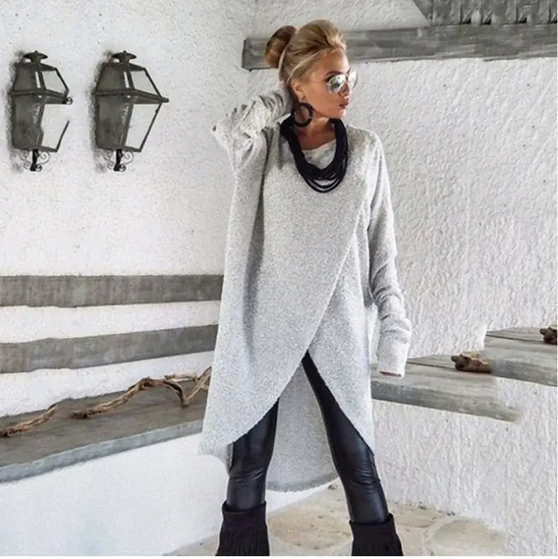 Vestido Feminino Suéter Manga Longa Inverno cinza-claro, de frente com óculos escuros e transpasse aberto na frente