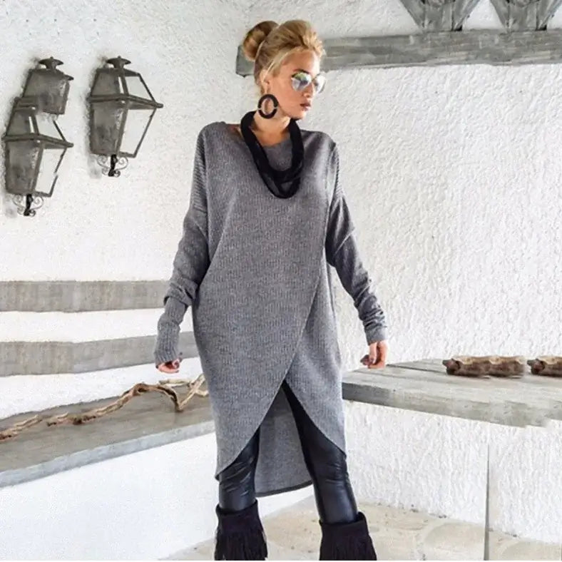 Vestido Feminino Suéter Manga Longa Inverno cinza, em pose de perfil evidenciando a abertura do transpasse