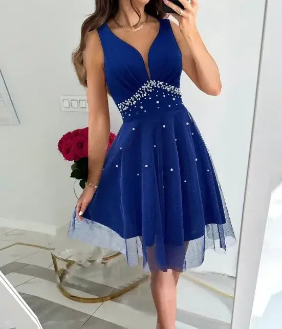 Vestido de Festa Curto Decote V Azul Royal em plano aproximado, destacando o drapeado do busto e as pérolas